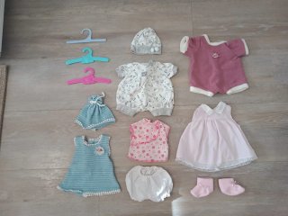 Ropa y muñeca para bebés