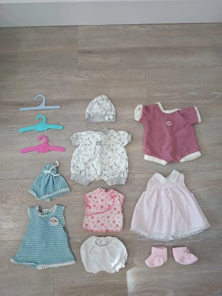 Ropa y muñeca para bebés