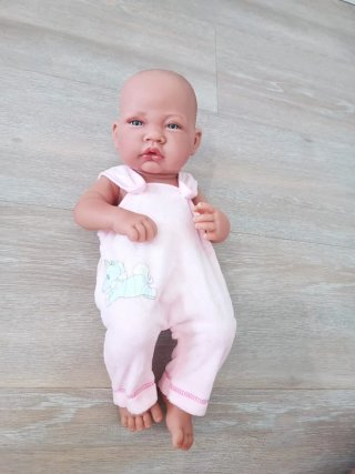 Ropa y muñeca para bebés