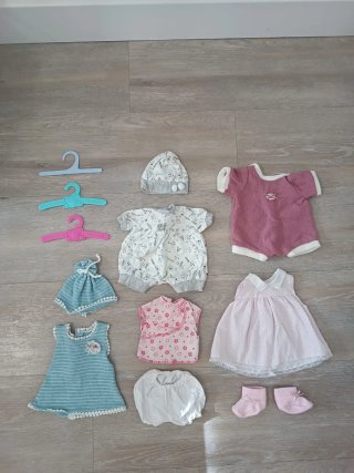 Ropa y muñeca para bebés