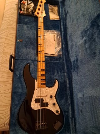Bajo Yamaha Attitude Limited II Negro
