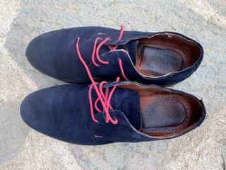 Zapatos de ante azul con cordones rojos