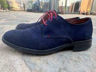 Zapatos de ante azul con cordones rojos