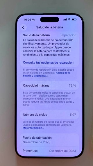 iPhone 15 Pro Max con caja + cable + 8 fundas.