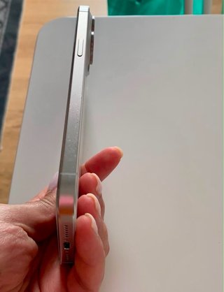 iPhone 15 Pro Max con caja + cable + 8 fundas.