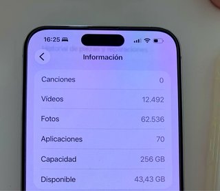 iPhone 15 Pro Max con caja + cable + 8 fundas.