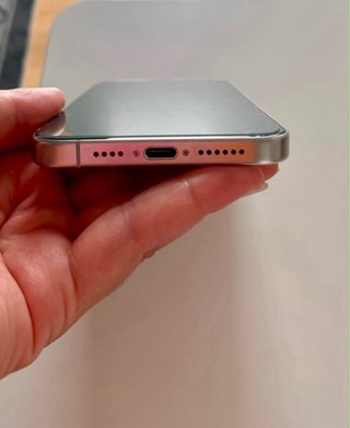 iPhone 15 Pro Max con caja + cable + 8 fundas.