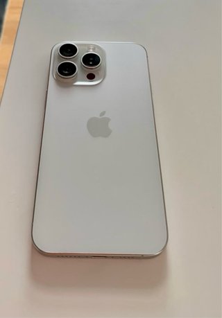 iPhone 15 Pro Max con caja + cable + 8 fundas.