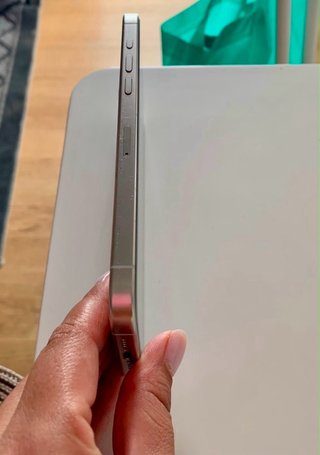iPhone 15 Pro Max con caja + cable + 8 fundas.