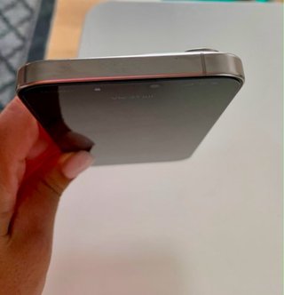 iPhone 15 Pro Max con caja + cable + 8 fundas.