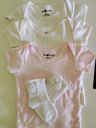 3 Bodys Bebé 86cm + calcetines
