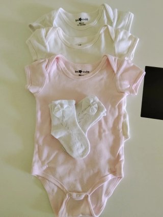 3 Bodys Bebé 86cm + calcetines
