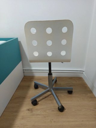Silla de escritorio blanca y gris