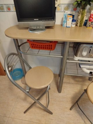 Mesa de cocina y 2 taburetes con respaldo.