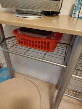 Mesa de cocina y 2 taburetes con respaldo.