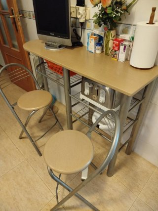 Mesa de cocina y 2 taburetes con respaldo.