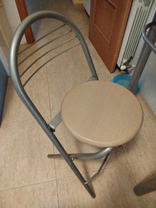 Mesa de cocina y 2 taburetes con respaldo.