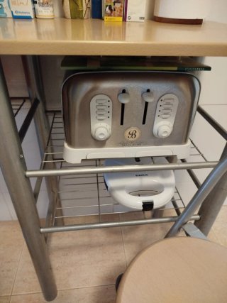 Mesa de cocina y 2 taburetes con respaldo.