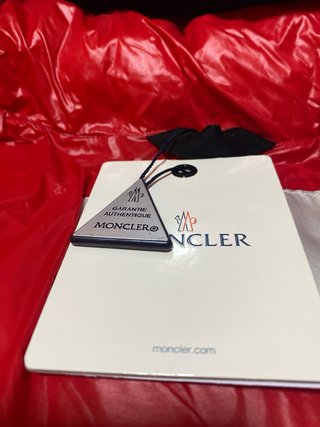 Chaqueta Moncler x Valentino Negra Roja