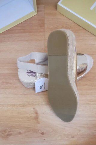 Alpargatas doradas nuevas