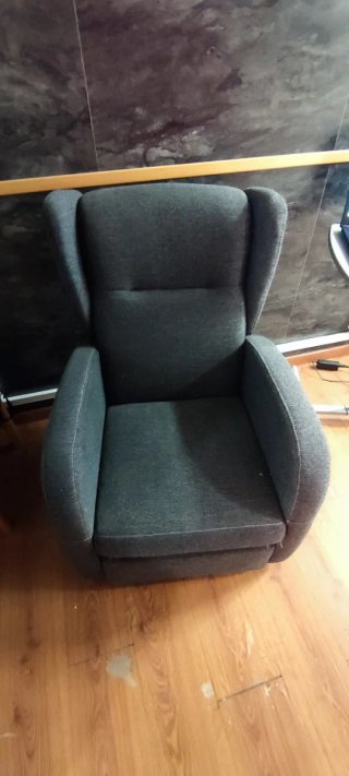 Sillón de tela gris