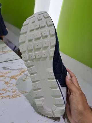 Zapatilla deportiva azul marino con detalle gris