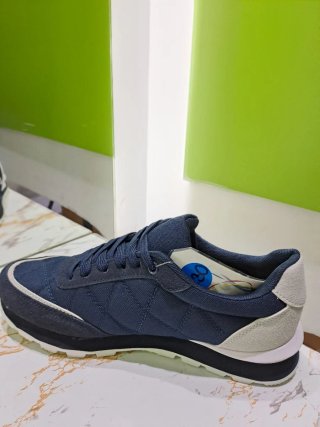 Zapatilla deportiva azul marino con detalle gris