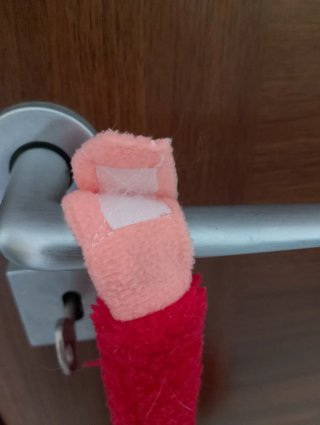 Peluche scimmia con lo strappo e interruttore