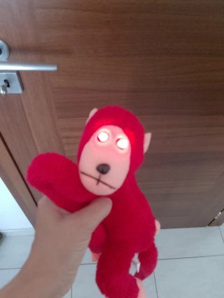 Peluche scimmia con lo strappo e interruttore