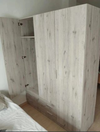 Armario de madera con cajones