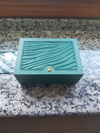 Caja rolex con papeles.