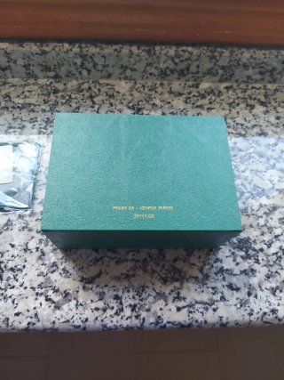 Caja rolex con papeles.