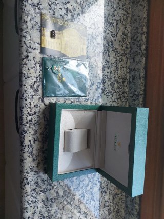 Caja rolex con papeles.