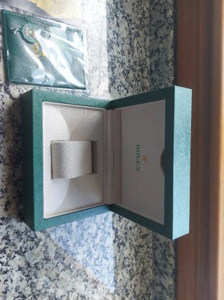 Caja rolex con papeles.