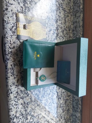 Caja rolex con papeles.