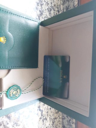 Caja rolex con papeles.