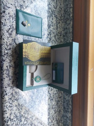 Caja rolex con papeles.