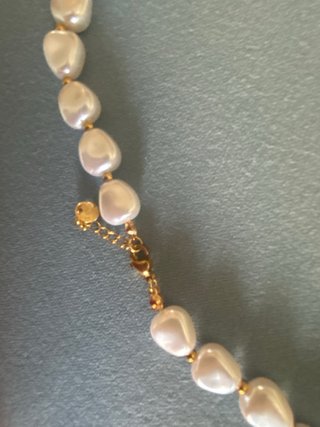 Collar de perlas y oro