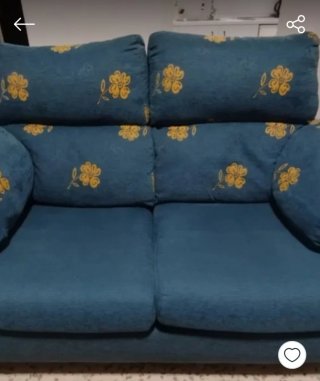 Sofá azul con estampado floral amarillo