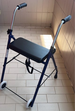 Andador con asiento para adultos.