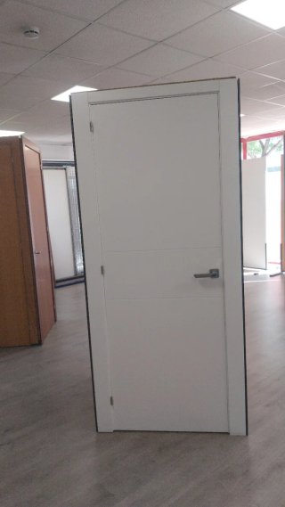 Puerta blanca moderna