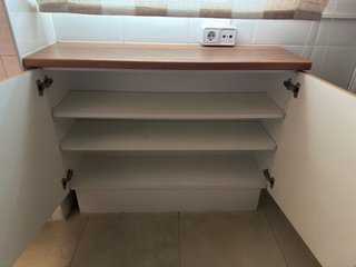 Mueble de cocina blanco y madera