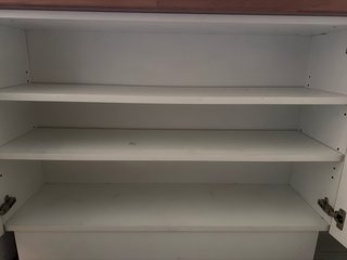 Mueble de cocina blanco y madera