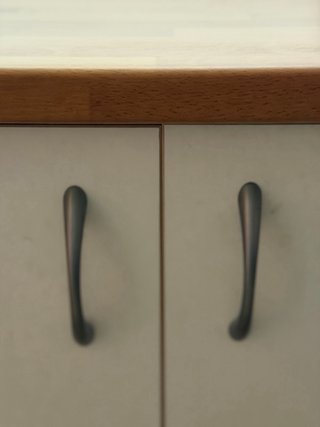 Mueble de cocina blanco y madera