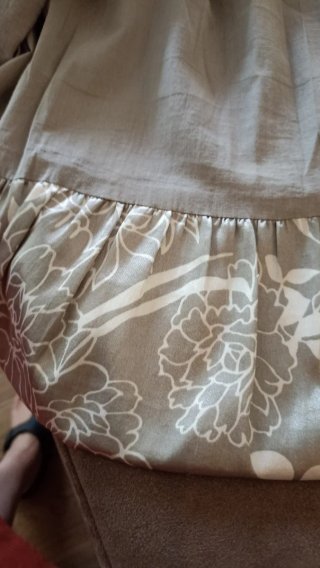 Abito elegante grigio e bianco