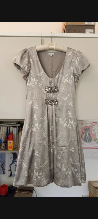 Abito elegante grigio e bianco