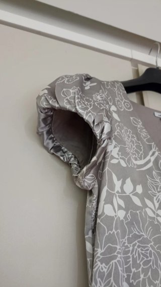 Abito elegante grigio e bianco