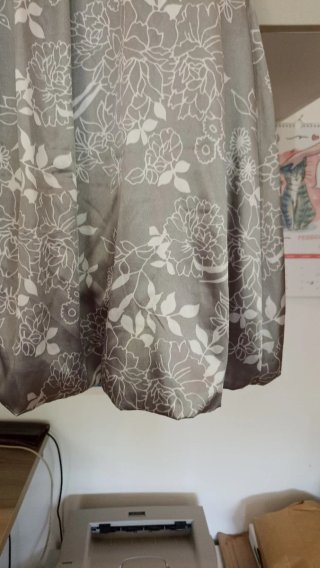 Abito elegante grigio e bianco
