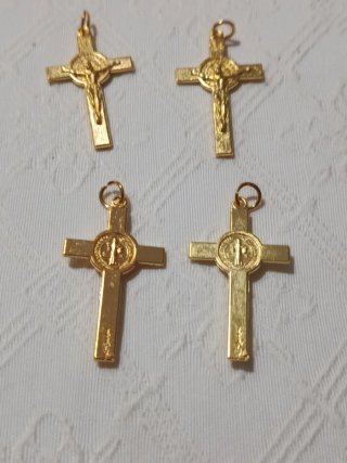 Lote de 4 cruces de San Benito