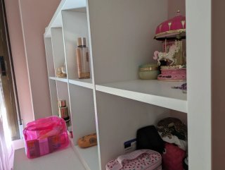 Estantería blanca y rosa